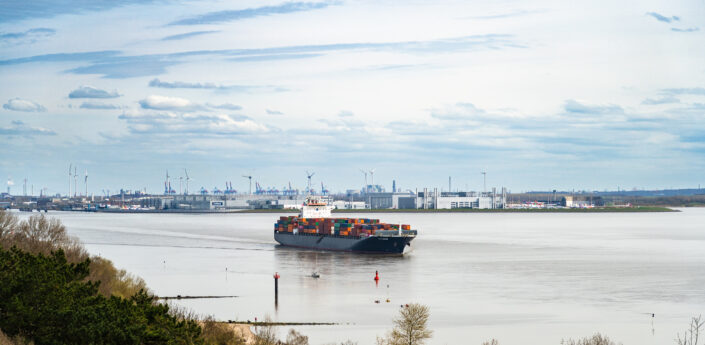 Container Schiff mit blick auf airbus werk finkenwerder